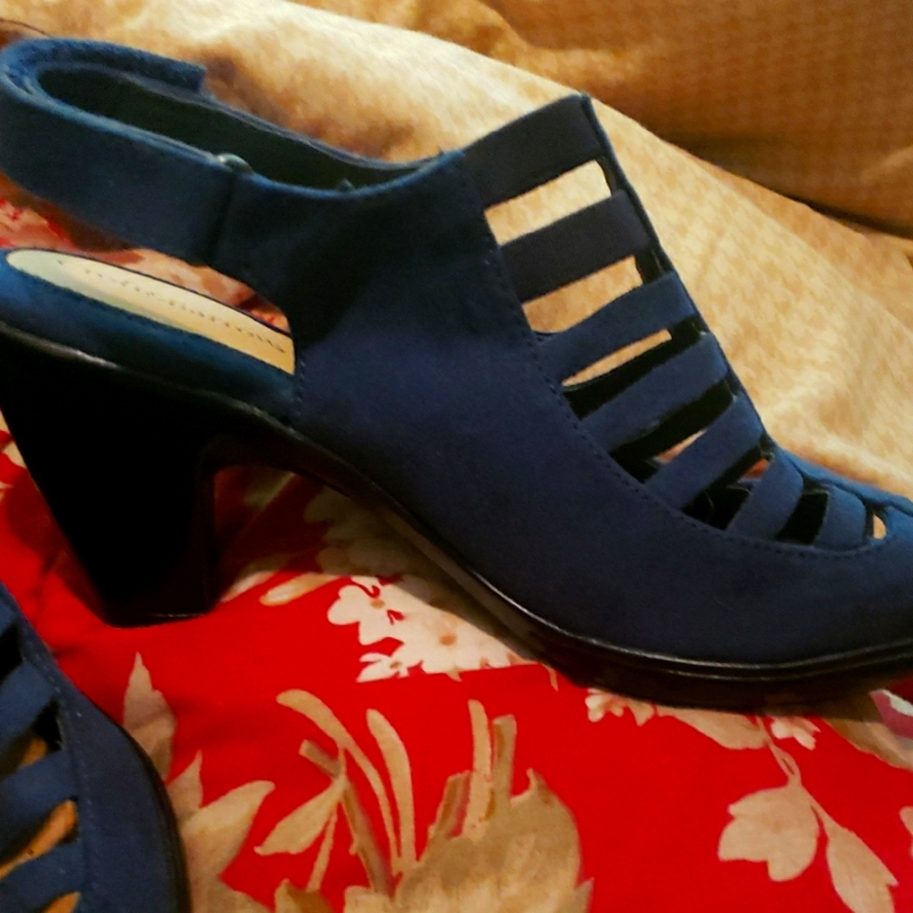 Peep toe pump never worn